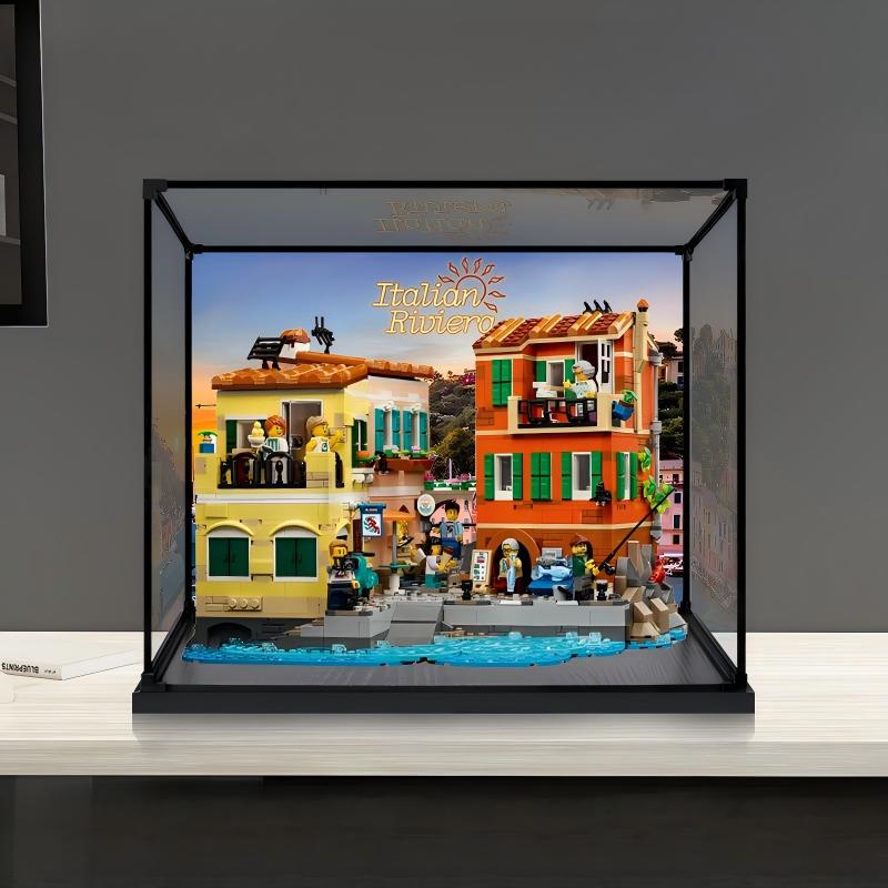 LEGO 21359 Italian Riviera Spiegel-Acryl-Vitrine mit Ringlicht & UV-bedrucktem Hintergrund - Staubdichte Vitrine