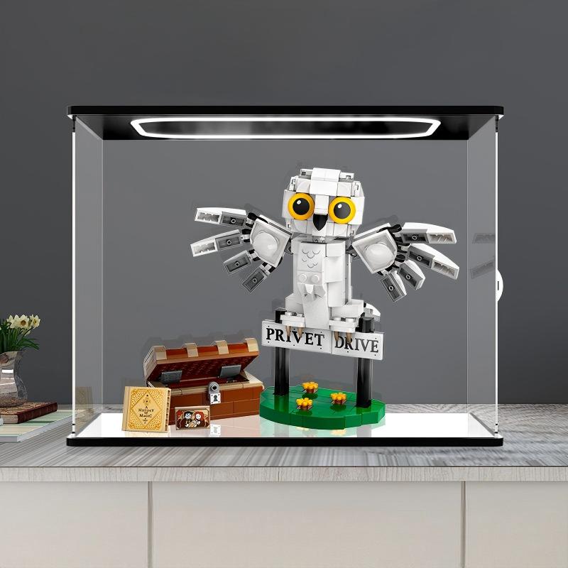 LEGO 76425 Hedwig på 4 Privet Drive Spejl Akryl Display Etui med Ringlys & UV-printet Baggrund - Støvtæt Vitrine