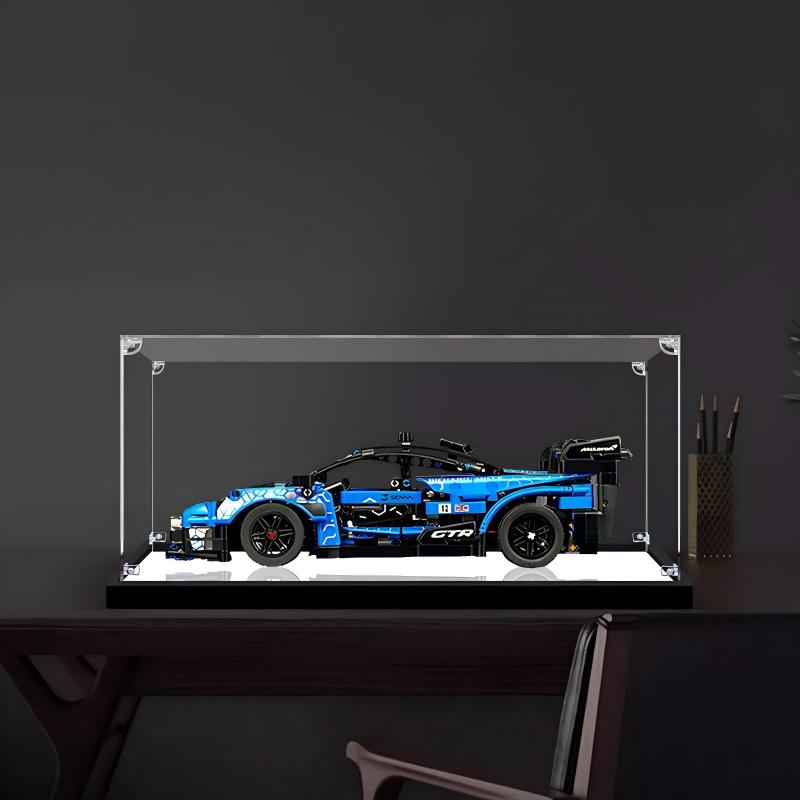 LEGO 42123 McLaren Senna GTR Mirror Akryl Udstillingskasse med Ringlys & UV-printet Baggrund - Støvtæt Vitrine