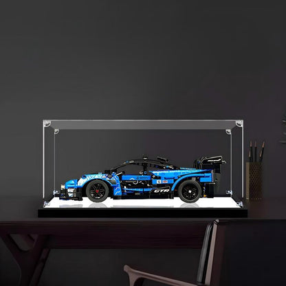 LEGO 42123 McLaren Senna GTR Mirror Akryl Udstillingskasse med Ringlys & UV-printet Baggrund - Støvtæt Vitrine