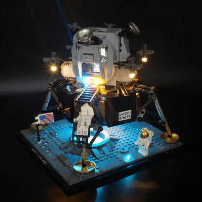 LEGO 10266 NASA Apollo 11 Lunar Lander مرآة علبة عرض أكريليك مع ضوء حلقي وخلفية مطبوعة بالأشعة فوق البنفسجية - صندوق عرض مقاوم للغبار