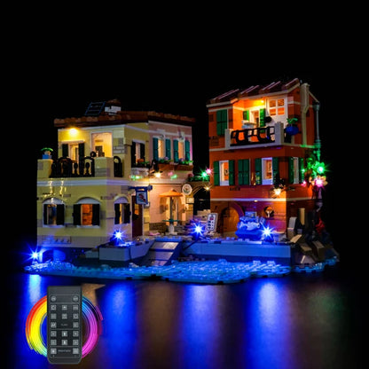 LEGO 21359 Italian Riviera Spiegel-Acryl-Vitrine mit Ringlicht & UV-bedrucktem Hintergrund - Staubdichte Vitrine