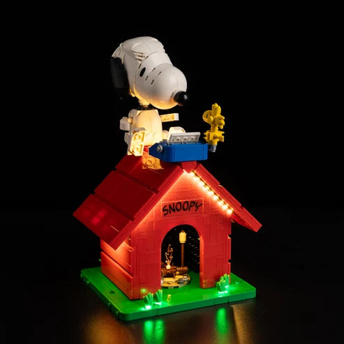 LEGO 21368 Peanuts: Espelho para Casinha do Snoopy com Vitrine de Exibição em Acrílico com Anel de Luz e Fundo Impresso em UV - Vitrine à Prova de Poeira
