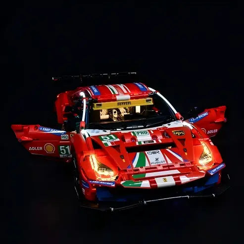 LEGO 42125 Ferrari 488 GTE “AF Corse #51” Spejl Akryl Display Etui med Ringlys & UV-printet Baggrund - Støvtæt Vitrine