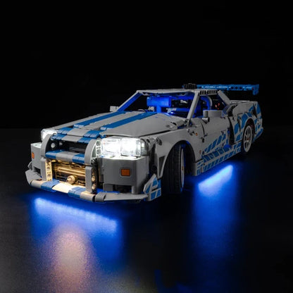 LEGO 42210 2 Fast 2 Furious Nissan Skyline GT-R (R34) Spiegel-Acryl-Vitrine mit Ringlicht & UV-bedrucktem Hintergrund - Staubdichte Präsentationsvitrine
