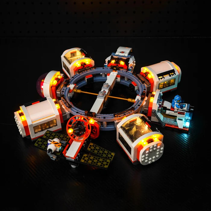 LEGO 60433 Vetrina Modulare per Stazione Spaziale in Acrilico con Specchio, Anello Luminoso e Sfondo Stampato UV - Espositore Antipolvere