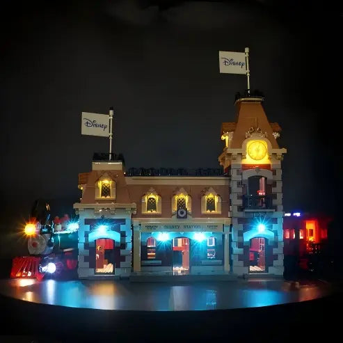 LEGO 71044 迪士尼火车与车站亚克力展示盒，带环形灯和UV印刷背景 - 防尘展示柜