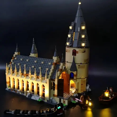 LEGO 75954 Vetrina Acrilica per Sala Grande di Hogwarts con Anello Luminoso e Sfondo Stampato UV - Vetrina Antipolvere