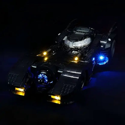 LEGO 76139 1989 Batmobile Caixa de Exposição em Acrílico com Anel de Luz e Fundo Impresso em UV - Vitrine à Prova de Poeira