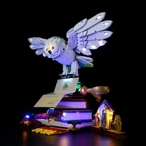 LEGO 76391 Hogwarts Icons - Collectors' Edition Mirror Acrylic Display Case with Ring Light & UV-Printed Background - Dustproof Showcase