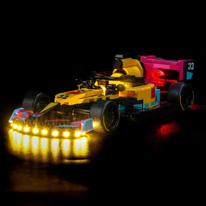 LEGO 77258 F1 ACADEMY LEGO 赛车后视镜亚克力展示盒，带环形灯和UV印刷背景 - 防尘展示柜