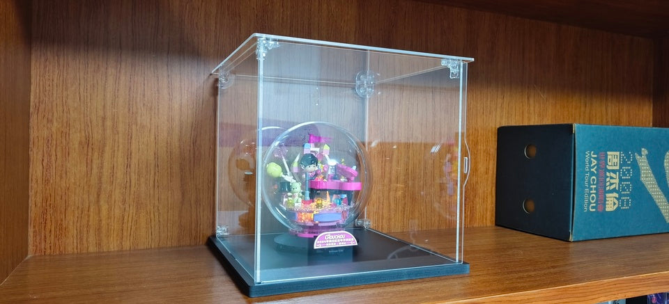 Vitrina de acrílico iluminada con LED y puerta corredera - Exhibidor transparente apilable para coleccionables, figuras de acción, maquetas - Luz anular blanca y base de madera plástica negra