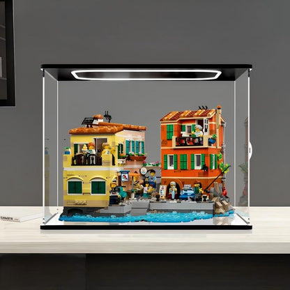 LEGO 21359 Italian Riviera Spiegel-Acryl-Vitrine mit Ringlicht & UV-bedrucktem Hintergrund - Staubdichte Vitrine