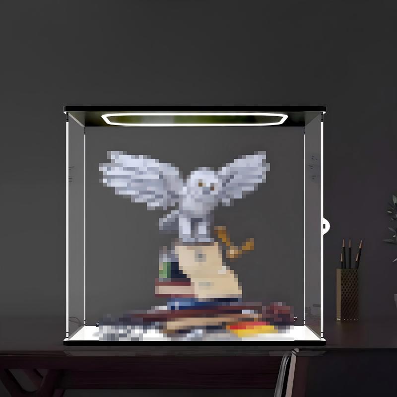 LEGO 76391 Hogwarts Icons - Collectors' Edition Mirror Acrylic Display Case with Ring Light & UV-Printed Background - Dustproof Showcase