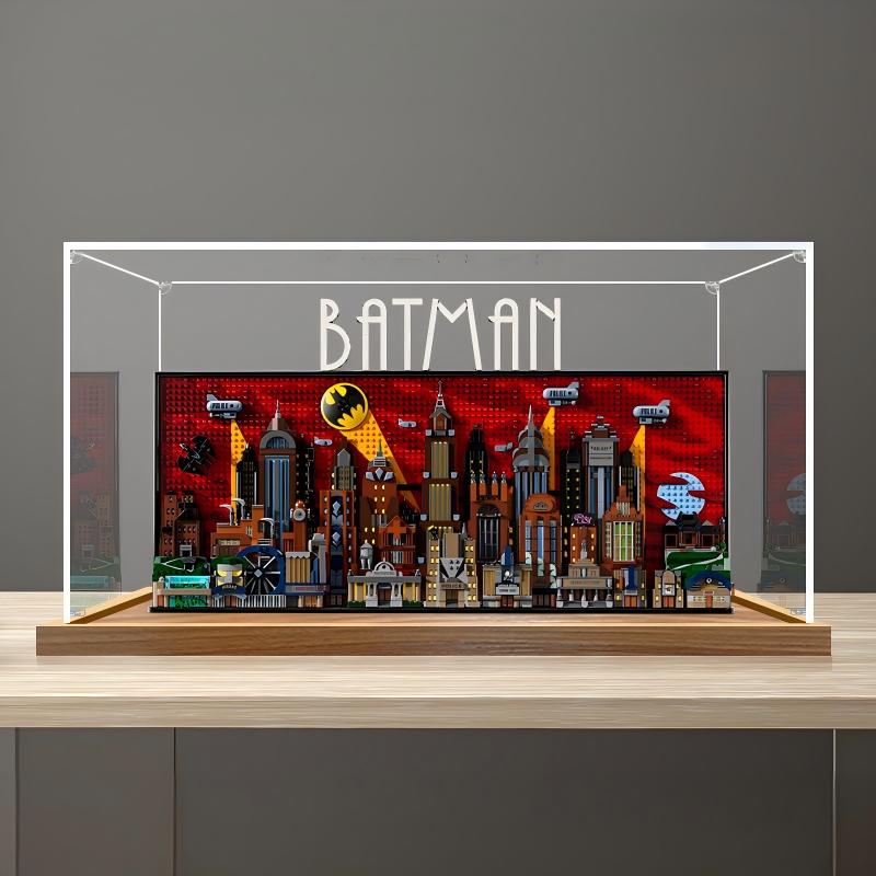 LEGO 76271 Batman: The Animated Series Gotham City Custodia Espositiva in Acrilico con Specchio, Anello Luminoso e Sfondo Stampato UV - Vetrina Antipolvere