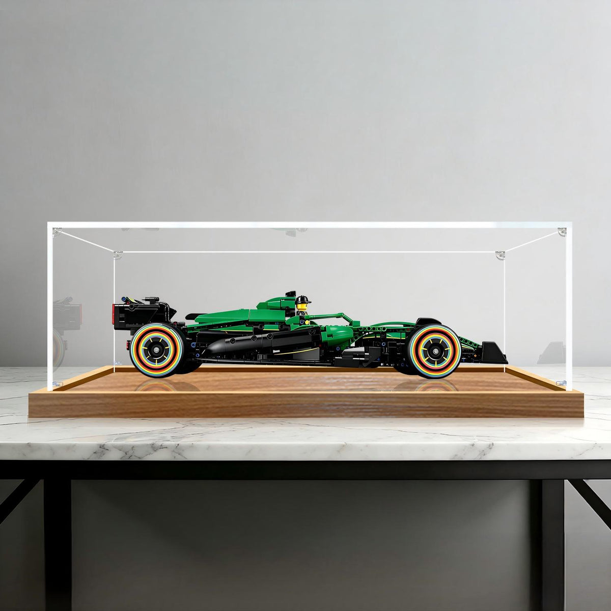 LEGO 42240 Aston Martin F1 AMR25 Spiegel-Acryl-Vitrinen-Display mit Ringlicht & UV-bedrucktem Hintergrund - Staubgeschützte Vitrine