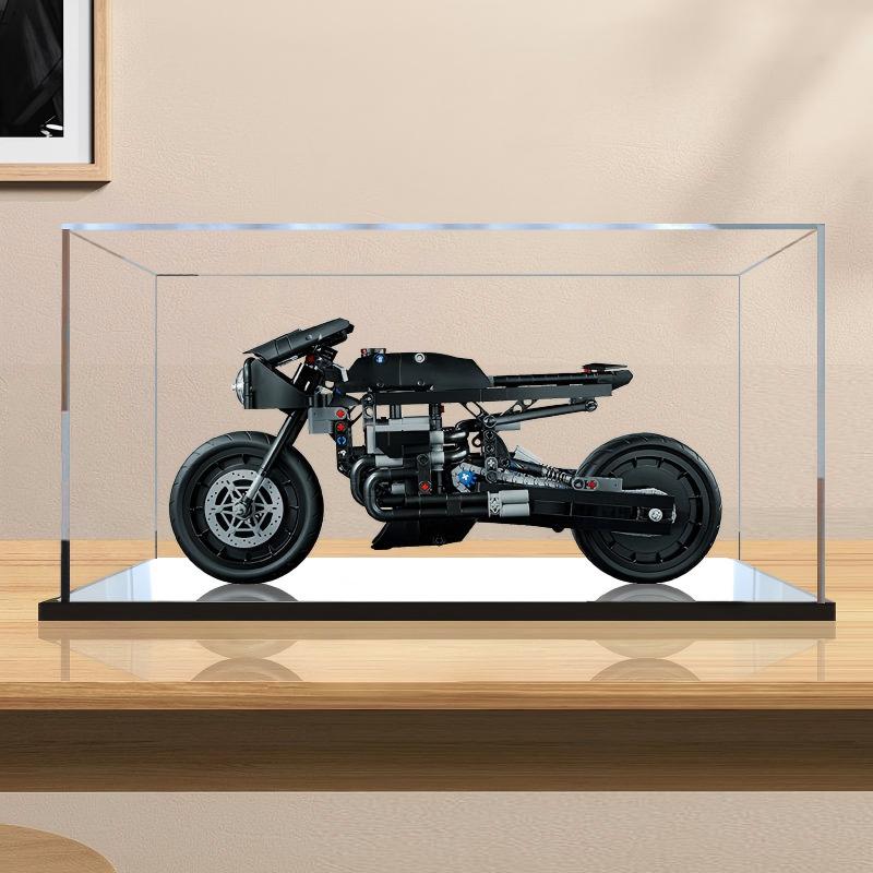 LEGO 42155 The Batman - Batcycle Caixa de Exibição de Acrílico com Espelho com Luz de Anel e Fundo Impresso em UV - Vitrine à Prova de Poeira