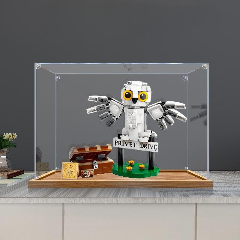LEGO 76425 Hedwig på 4 Privet Drive Spejl Akryl Display Etui med Ringlys & UV-printet Baggrund - Støvtæt Vitrine