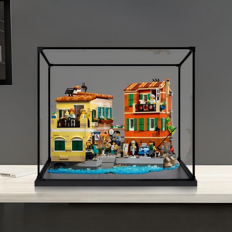 LEGO 21359 Italian Riviera Spiegel-Acryl-Vitrine mit Ringlicht & UV-bedrucktem Hintergrund - Staubdichte Vitrine