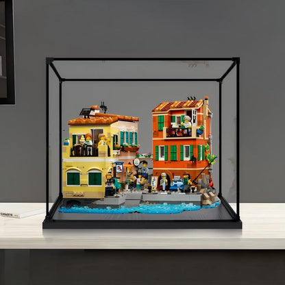 LEGO 21359 Italian Riviera Spiegel-Acryl-Vitrine mit Ringlicht & UV-bedrucktem Hintergrund - Staubdichte Vitrine