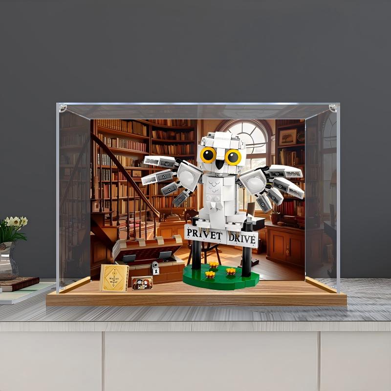 LEGO 76425 Hedwig på 4 Privet Drive Spejl Akryl Display Etui med Ringlys & UV-printet Baggrund - Støvtæt Vitrine