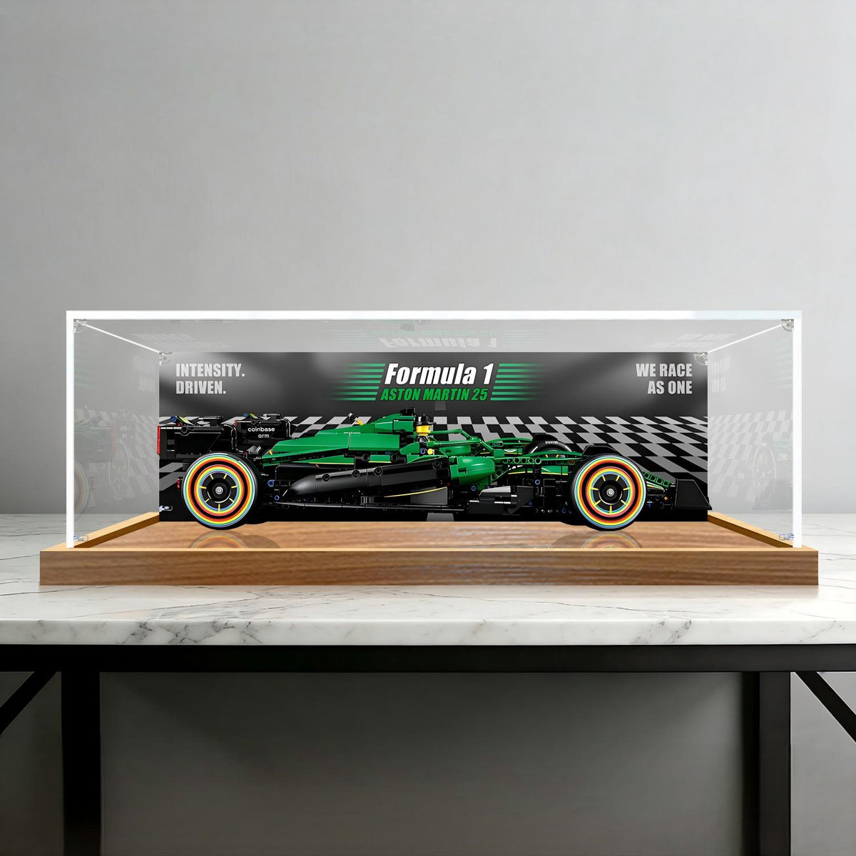 LEGO 42240 Aston Martin F1 AMR25 Spiegel-Acryl-Vitrinen-Display mit Ringlicht & UV-bedrucktem Hintergrund - Staubgeschützte Vitrine