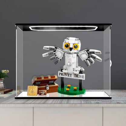LEGO 76425 Hedwig på 4 Privet Drive Spejl Akryl Display Etui med Ringlys & UV-printet Baggrund - Støvtæt Vitrine
