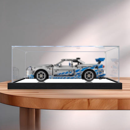LEGO 42210 2 Fast 2 Furious Nissan Skyline GT-R (R34) Spiegel-Acryl-Vitrine mit Ringlicht & UV-bedrucktem Hintergrund - Staubdichte Präsentationsvitrine