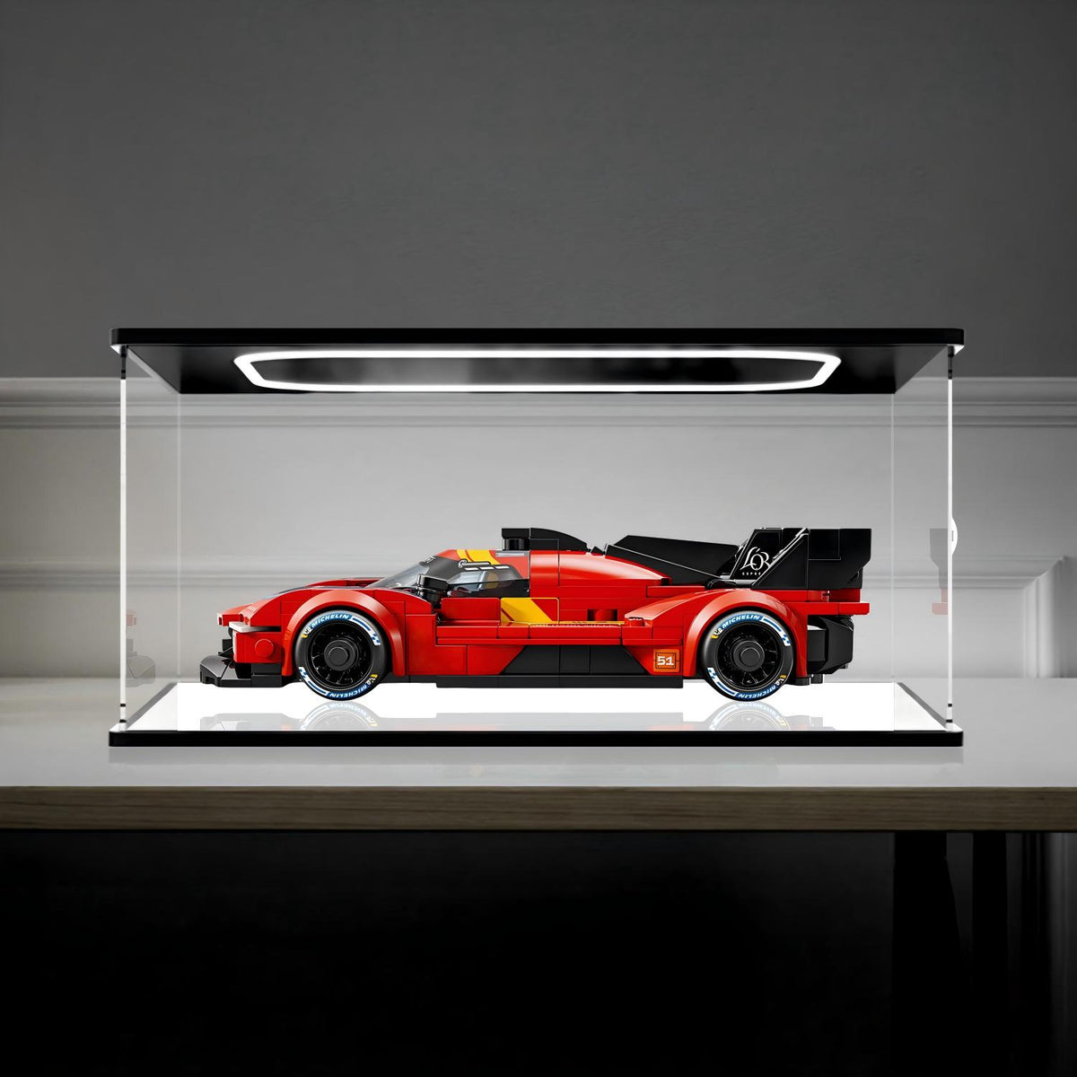 LEGO 77261 Ferrari 499P Vetrina espositiva in acrilico con specchio, luce ad anello e sfondo stampato UV - Espositore antipolvere
