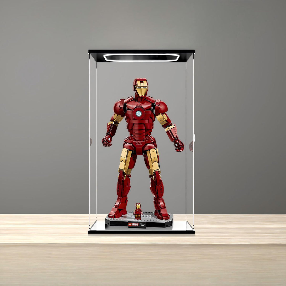 LEGO 76344 Iron Man Mark 3 Collectors' Edition Vitrine de Exibição em Acrílico Espelhado com Anel de Luz e Fundo Impresso em UV - Vitrine à Prova de Poeira