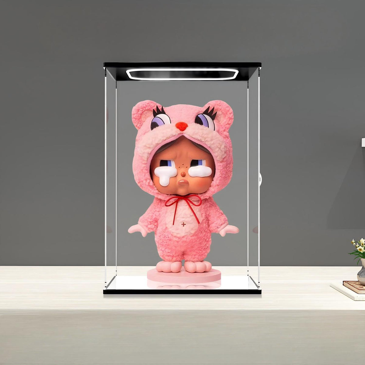 Pop Mart Crybaby 镜面亚克力展示盒，带环形灯和UV印刷背景 - 防尘展示柜