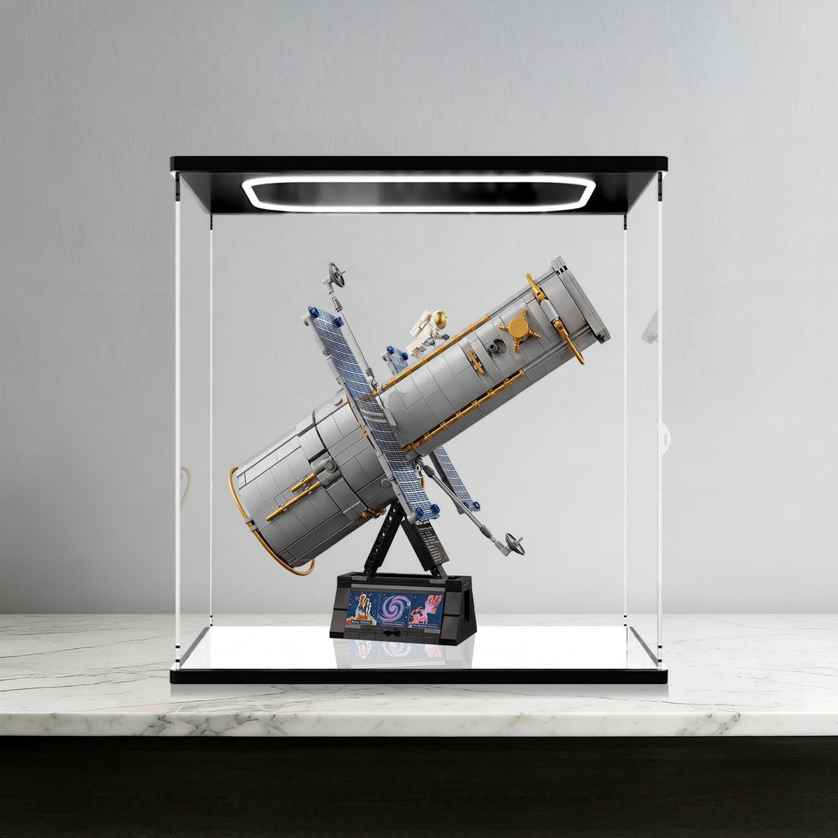 LEGO 11382 Hubble-Weltraumteleskop-Spiegel-Acryl-Vitrinenbox mit Ringlicht & UV-bedrucktem Hintergrund - Staubgeschützte Vitrine
