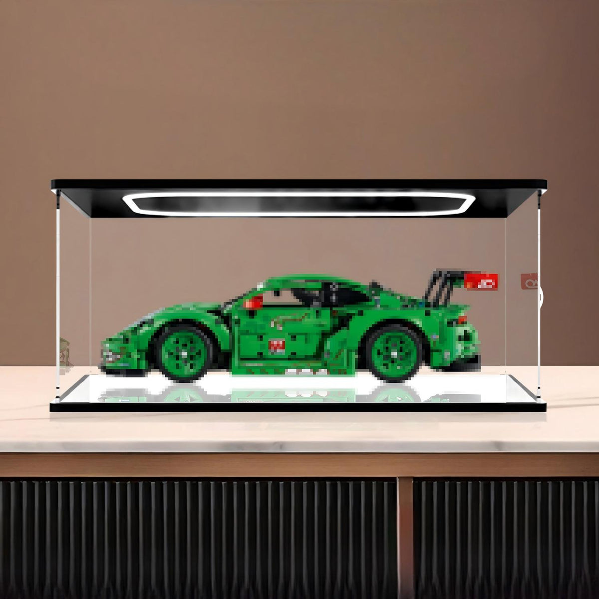 LEGO 42224 Porsche 911 GT3 R REXY AO Racing Vitrine de Exibição em Acrílico Espelhado com Anel de Luz e Fundo Impresso em UV - Vitrine à Prova de Poeira
