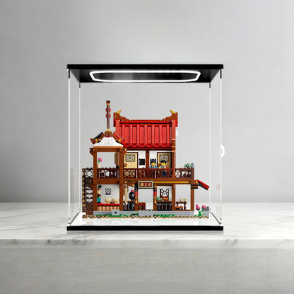 LEGO 80121 Antikes Mondblick-Gasthaus Spiegel-Acryl-Ausstellungsvitrine mit Ringlicht & UV-bedrucktem Hintergrund - Staubdichte Vitrine