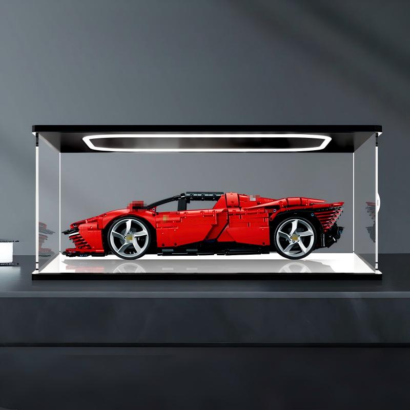 LEGO 42143 Ferrari Daytona SP3 Acryl-Vitrine mit Ringlicht & UV-bedrucktem Hintergrund - Staubdichte Ausstellungsvitrine