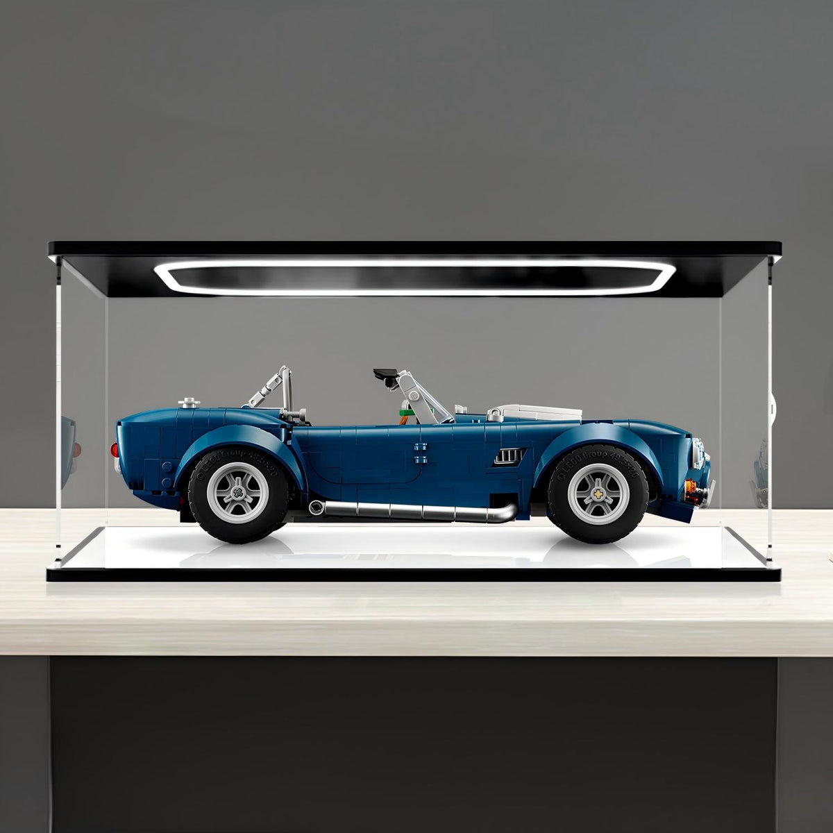 LEGO 10357 Shelby Cobra 427 S/C Spiegel Acryl Display Case met Ringlicht & UV-Geprinte Achtergrond - Stofvrije Vitrine