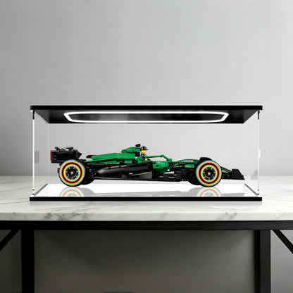 LEGO 42240 Aston Martin F1 AMR25 Spiegel-Acryl-Vitrinen-Display mit Ringlicht & UV-bedrucktem Hintergrund - Staubgeschützte Vitrine