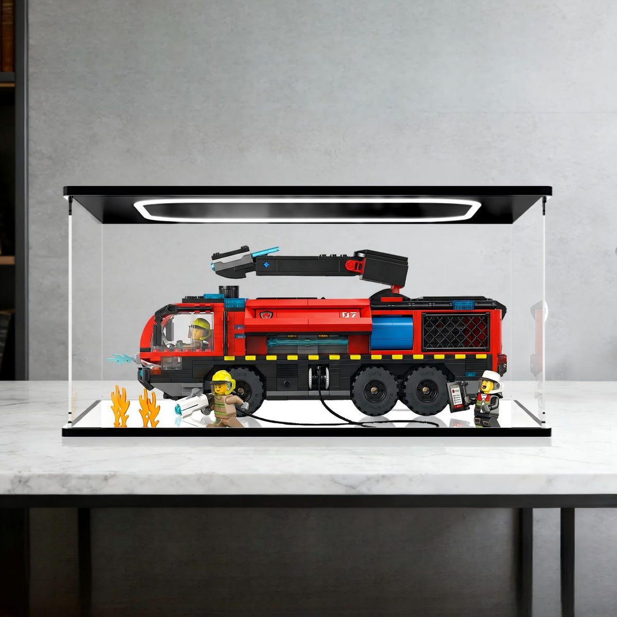 LEGO 60499 Flughafen-Feuerwehrauto Spiegel-Acryl-Vitrine mit Ringlicht & UV-bedrucktem Hintergrund - Staubdichte Vitrine