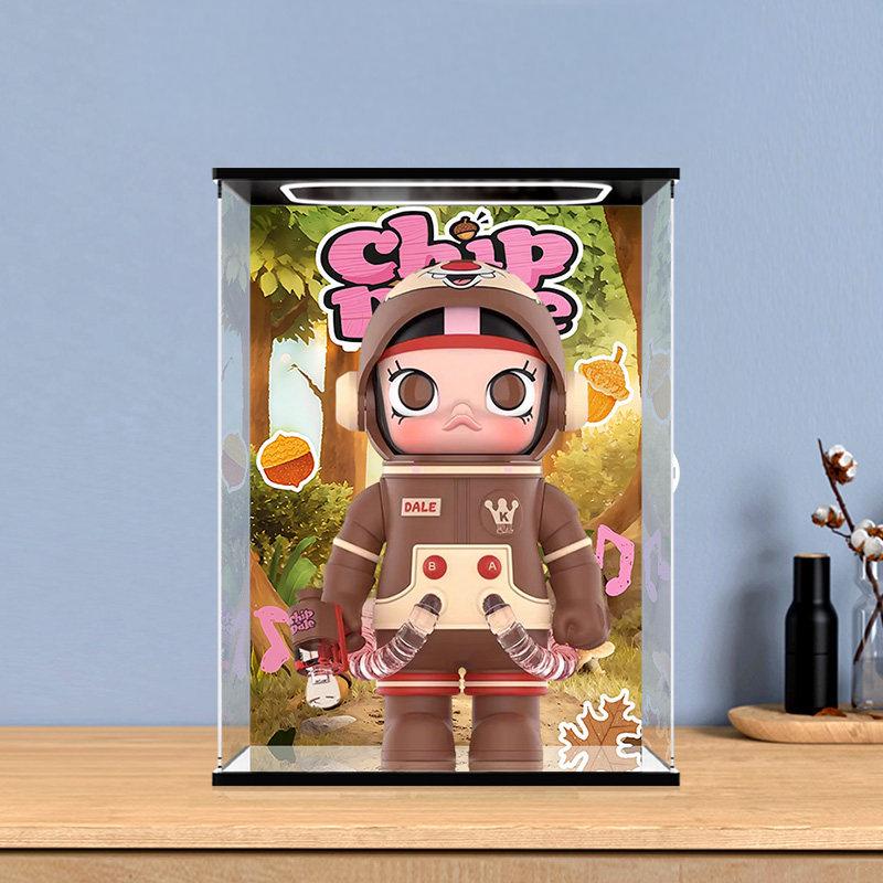 حالة عرض أكريليك مرآة Pop Mart Mega Space Molly x Chip 'n Dale مع إضاءة حلقية وخلفية مطبوعة بالأشعة فوق البنفسجية - صندوق عرض مقاوم للغبار