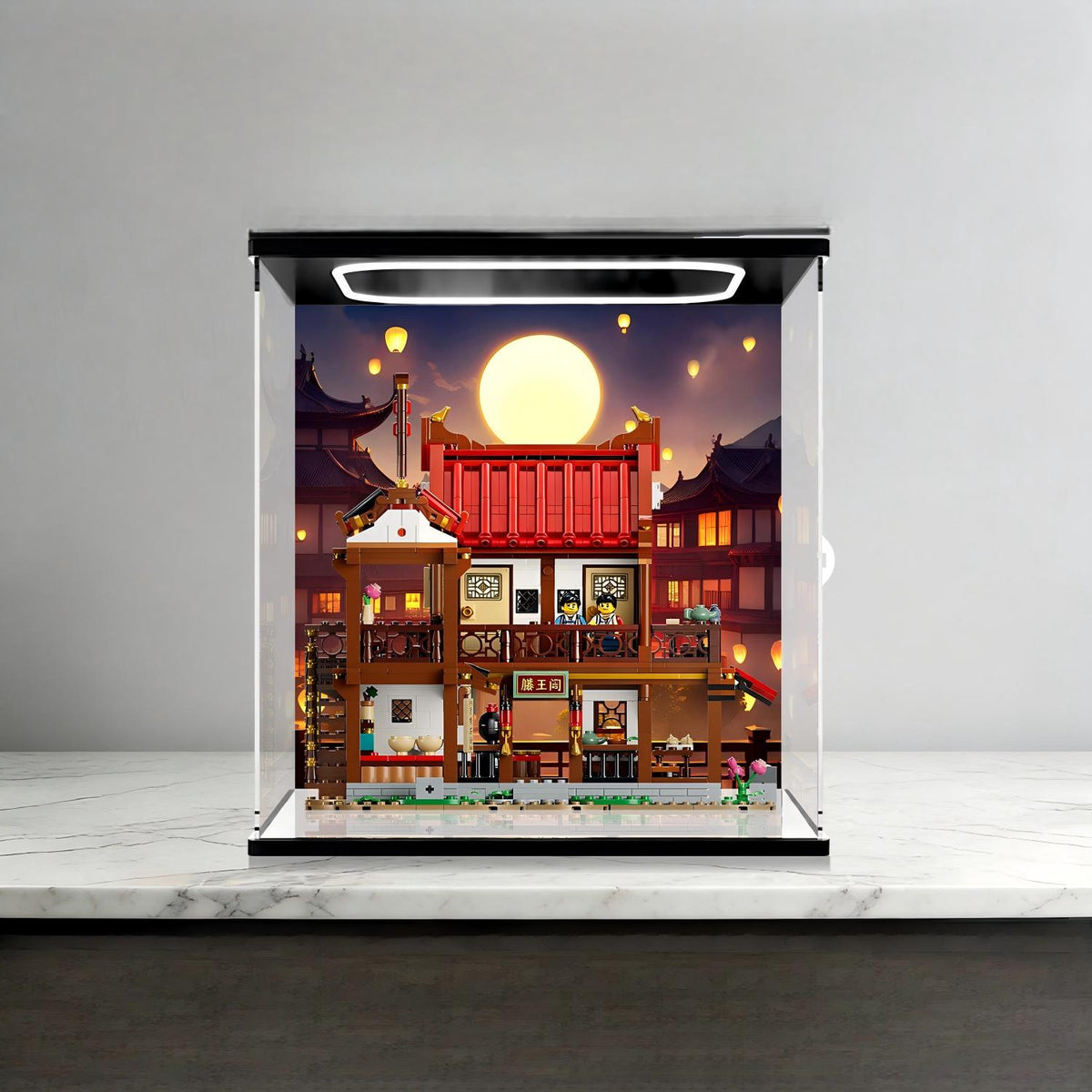 LEGO 80121 Antikes Mondblick-Gasthaus Spiegel-Acryl-Ausstellungsvitrine mit Ringlicht & UV-bedrucktem Hintergrund - Staubdichte Vitrine