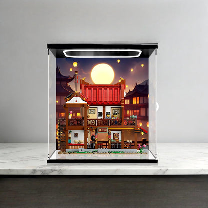 LEGO 80121 Antikes Mondblick-Gasthaus Spiegel-Acryl-Ausstellungsvitrine mit Ringlicht & UV-bedrucktem Hintergrund - Staubdichte Vitrine