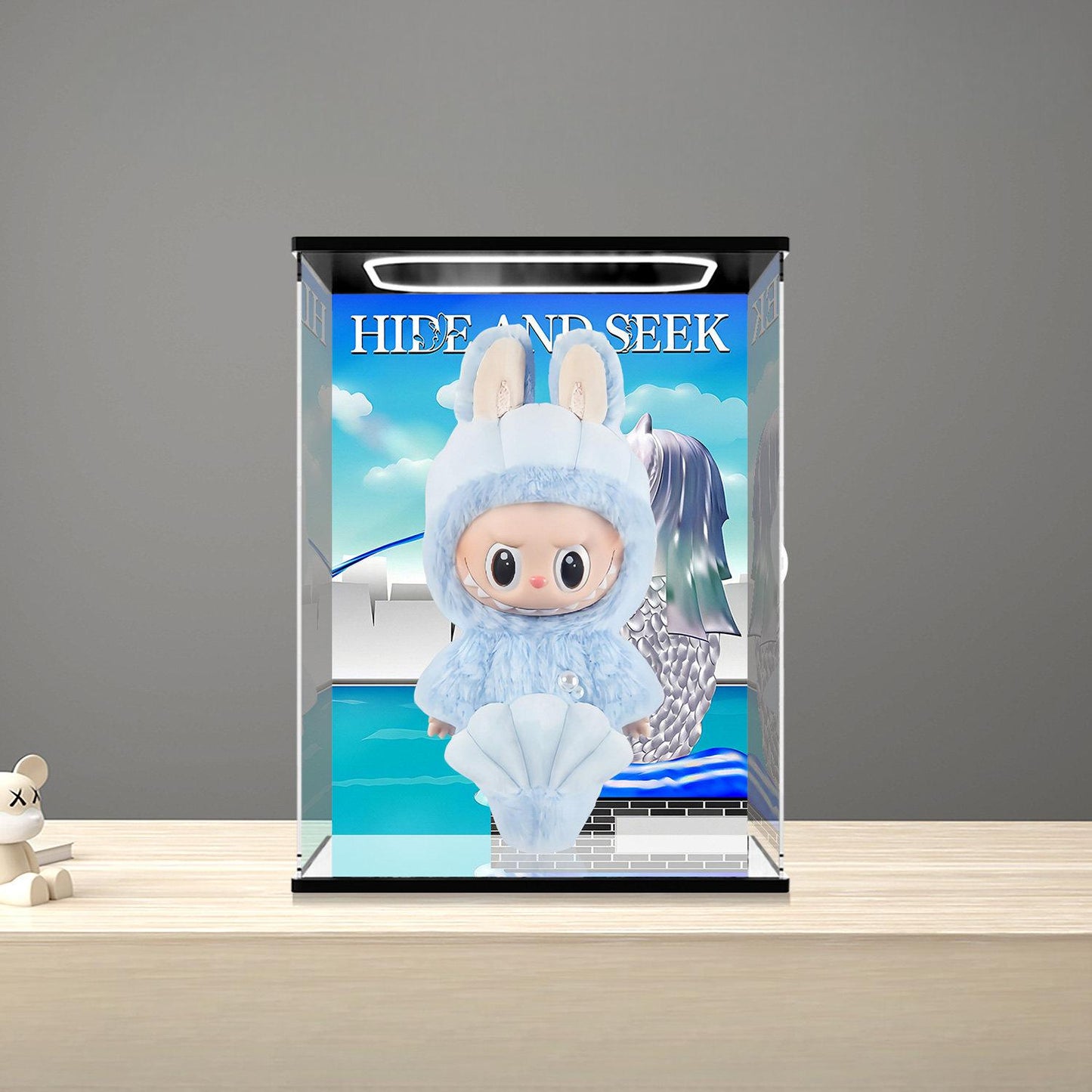 Convient aux présentoirs Pop Mart Labubu Hide and Seek – Vitrine avec fond imprimé UV et base miroir