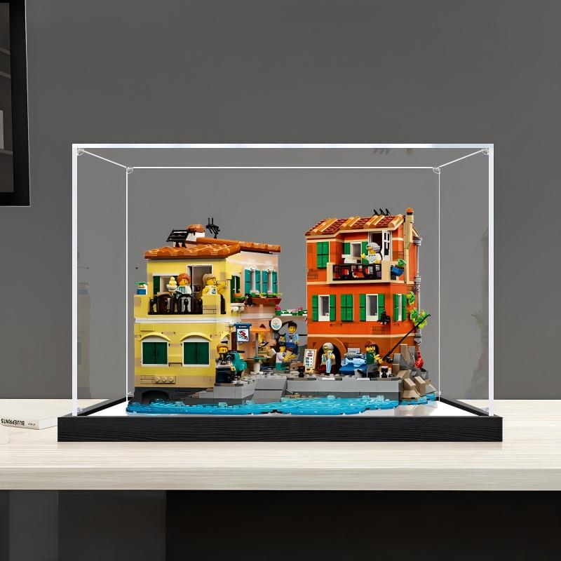 LEGO 21359 Italian Riviera Spiegel-Acryl-Vitrine mit Ringlicht & UV-bedrucktem Hintergrund - Staubdichte Vitrine