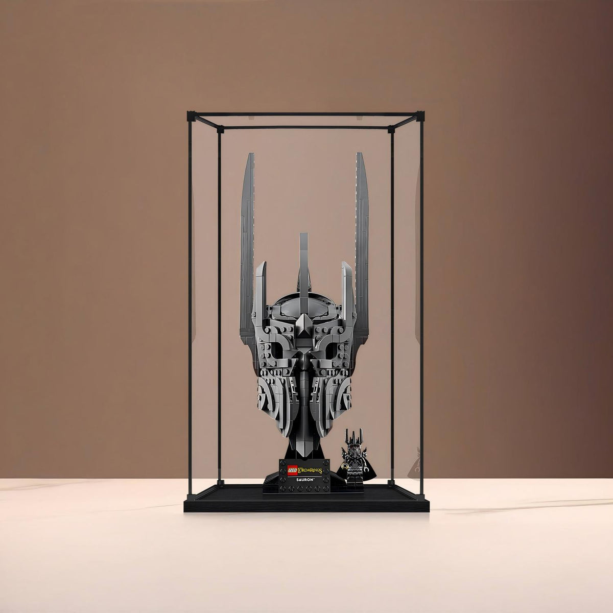 LEGO 11373 خوذة سورون - علبة عرض أكريليك مرآة مع إضاءة حلقية وخلفية مطبوعة بالأشعة فوق البنفسجية - واجهة عرض مقاومة للغبار