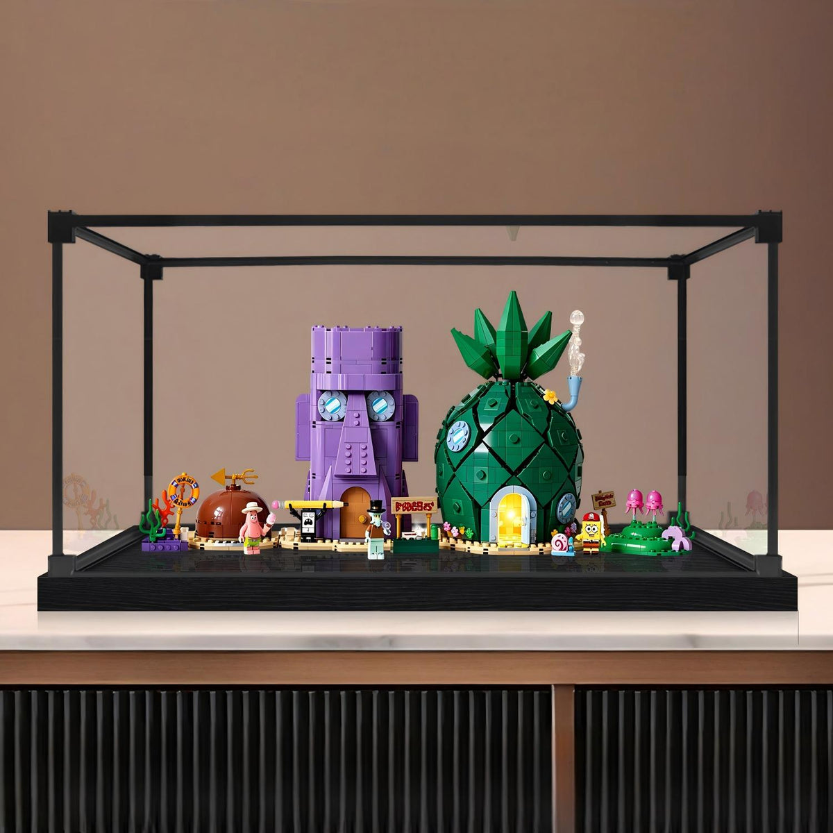 LEGO 11386 SpongeBob Bikini Bottom Spiegel-Acryl-Vitrine mit Ringlicht & UV-bedrucktem Hintergrund - Staubgeschützte Ausstellung