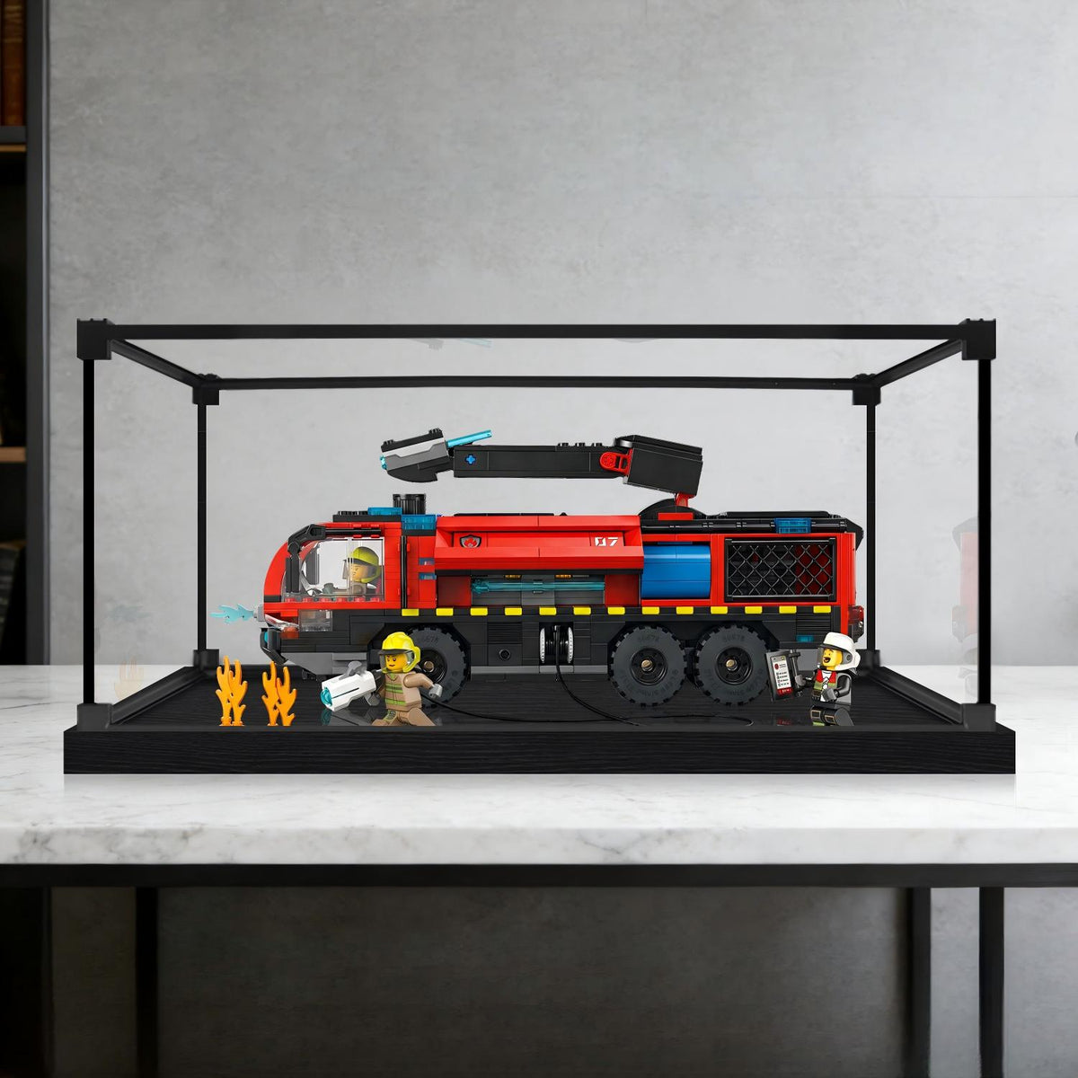 LEGO 60499 Flughafen-Feuerwehrauto Spiegel-Acryl-Vitrine mit Ringlicht & UV-bedrucktem Hintergrund - Staubdichte Vitrine