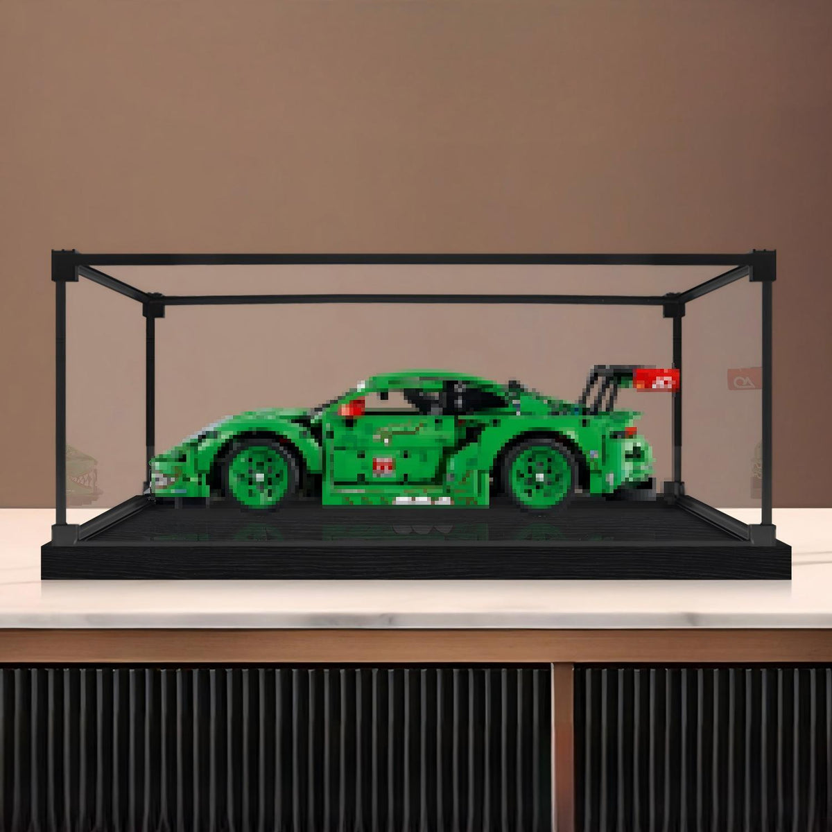 LEGO 42224 Porsche 911 GT3 R REXY AO Racing Vitrine de Exibição em Acrílico Espelhado com Anel de Luz e Fundo Impresso em UV - Vitrine à Prova de Poeira