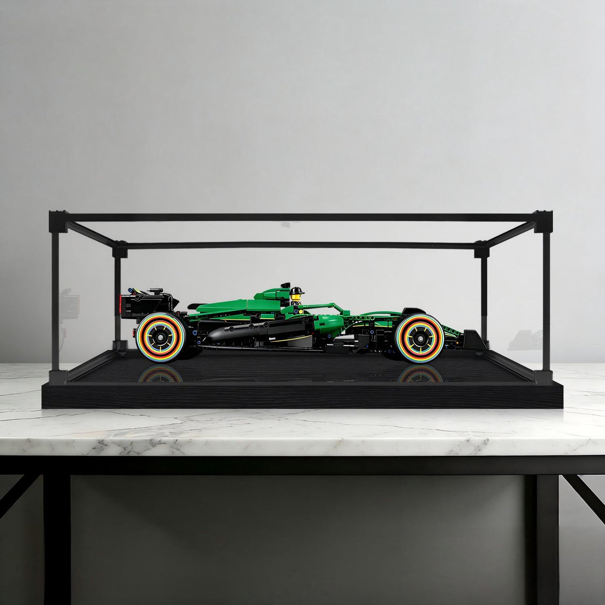LEGO 42240 Aston Martin F1 AMR25 Spiegel-Acryl-Vitrinen-Display mit Ringlicht & UV-bedrucktem Hintergrund - Staubgeschützte Vitrine