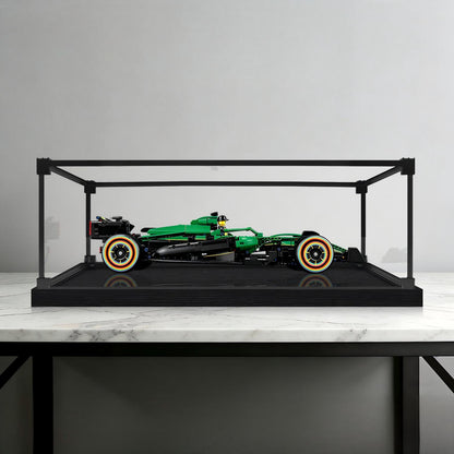 LEGO 42240 Aston Martin F1 AMR25 Spiegel-Acryl-Vitrinen-Display mit Ringlicht & UV-bedrucktem Hintergrund - Staubgeschützte Vitrine