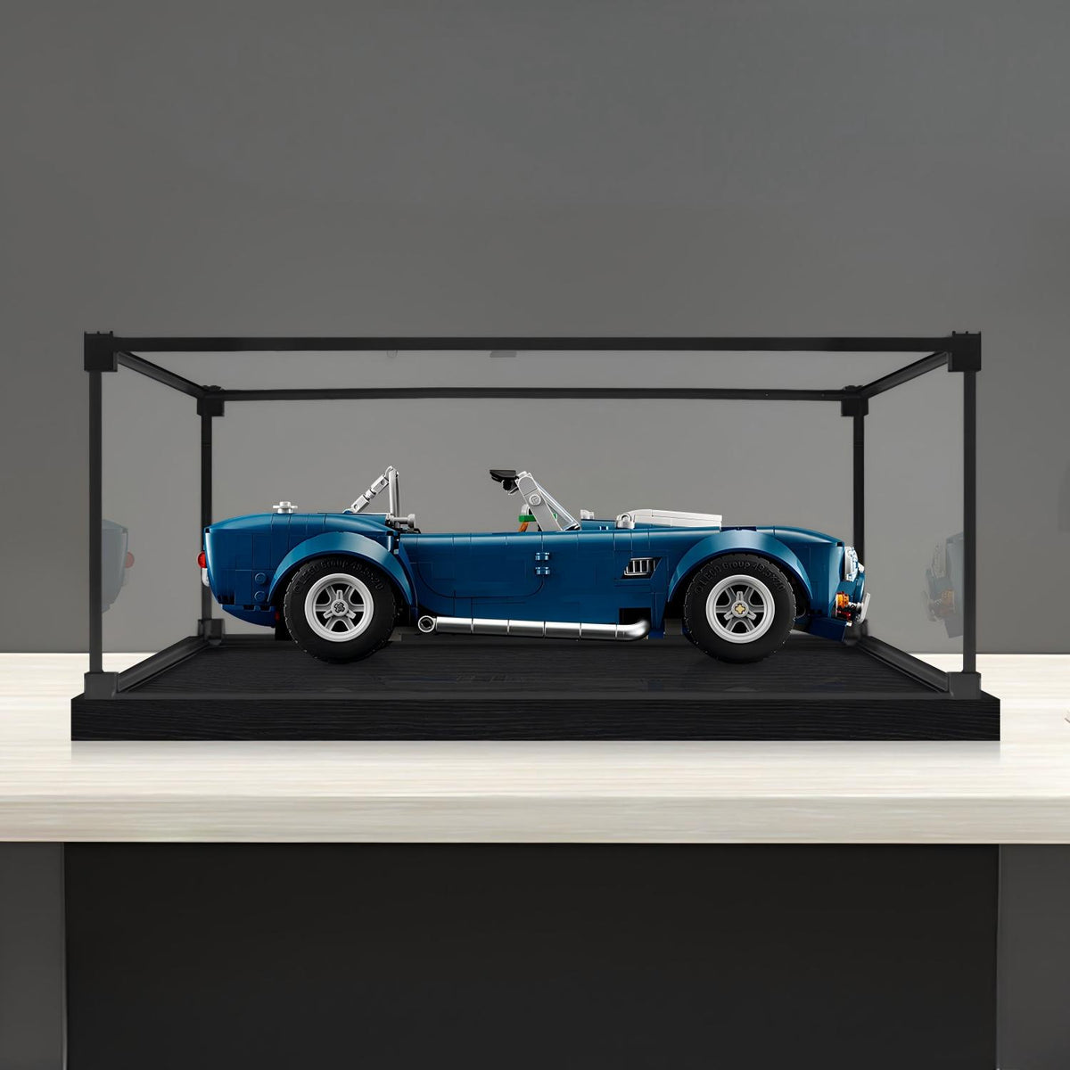 LEGO 10357 Shelby Cobra 427 S/C Spiegel Acryl Display Case met Ringlicht & UV-Geprinte Achtergrond - Stofvrije Vitrine
